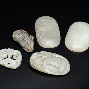 Cinq pièces sculptées en jade blanc et céladon, Chine, 19/20ème — photo 2