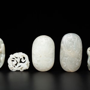 Cinq pièces sculptées en jade blanc et céladon, Chine, 19/20ème — photo 3