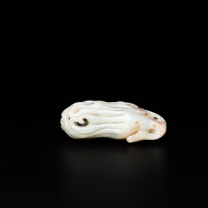 Cinq pièces sculptées en jade blanc et céladon, Chine, 19/20ème — photo 6