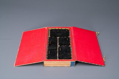 Cinq pierres à encre dans leur boîte de présentation en bois, Chine, République