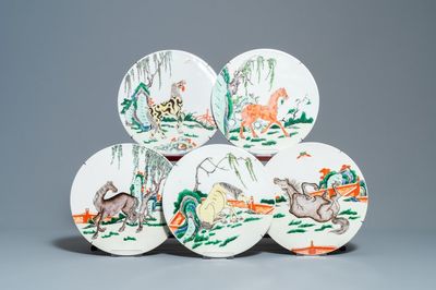 Cinq plaques en porcelaine de Chine famille verte à décor de chevaux, 19ème