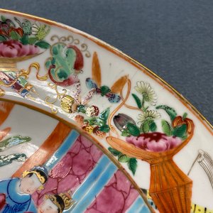 Cinq plates en porcelaine de Chine famille rose de Canton, 19ème — photo 7
