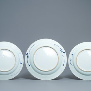 Cinq plats en porcelaine de Chine en bleu et blanc à décor de 'La Romance de la chambre de l'ouest', Kangxi/Yongzheng — photo 3