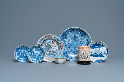 Cinq plats en porcelaine de Chine en bleu et blanc, un bol et un pot couvert, 18/19ème
