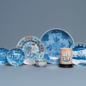 Cinq plats en porcelaine de Chine en bleu et blanc, un bol et un pot couvert, 18/19ème — photo 1