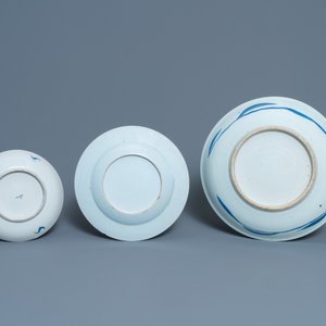 Cinq plats en porcelaine de Chine en bleu et blanc, un bol et un pot couvert, 18/19ème — photo 3