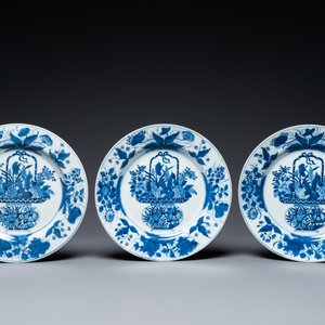 Cinq plats et trois assiettes en porcelaine de Chine en bleu et blanc, Kangxi — photo 2