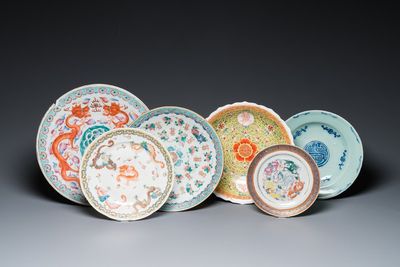Cinq plats et une assiette en porcelaine de Chine, 19/20ème