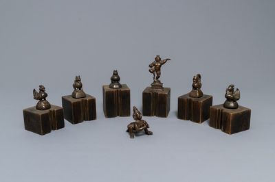 Cinq poids en forme d'animaux et deux figures en bronze, Birmanie et Inde, 19ème