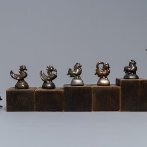 Cinq poids en forme d'animaux et deux figures en bronze, Birmanie et Inde, 19ème — photo 3