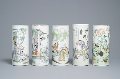 Cinq portes-chapeaux en porcelaine de Chine qianjiang cai et famille rose, 19/20ème