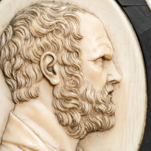 Cinq portraits en médaillons en ivoire montés dans un tableau en marqueterie d’ébène et étain, France et/ou Italie, 19ème — photo 5
