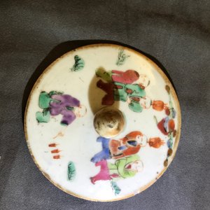 Cinq pots couverts en porcelaine de Chine famille rose, 19ème — photo 13