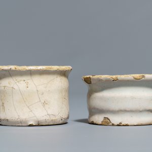 Cinq pots de pharmacie de type albarello en faïence blanche de Delft, 17ème — photo 11