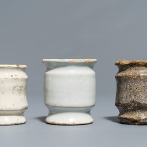 Cinq pots de pharmacie de type albarello en faïence blanche de Delft, 17ème — photo 2