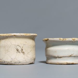 Cinq pots de pharmacie de type albarello en faïence blanche de Delft, 17ème — photo 10