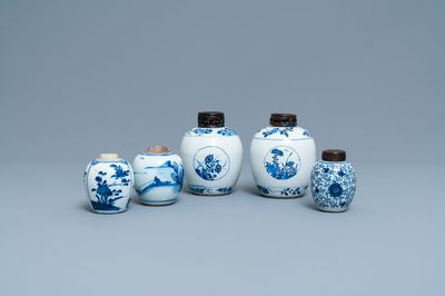 Cinq pots en porcelaine de Chine en bleu et blanc, Kangxi