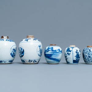 Cinq pots en porcelaine de Chine en bleu et blanc, Kangxi — photo 4