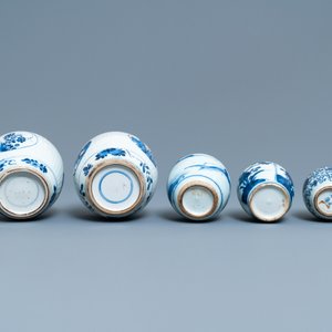 Cinq pots en porcelaine de Chine en bleu et blanc, Kangxi — photo 7