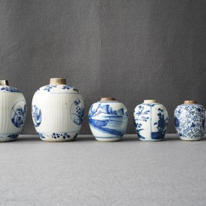 Cinq pots en porcelaine de Chine en bleu et blanc, Kangxi — photo 9