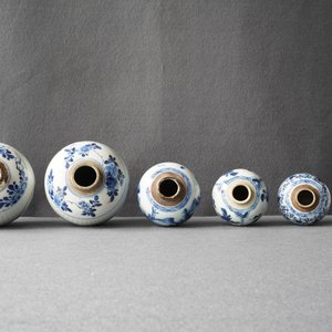 Cinq pots en porcelaine de Chine en bleu et blanc, Kangxi — photo 10