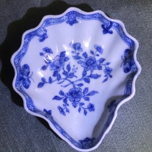 Cinq raviers en forme de coquille en porcelaine de Chine bleu et blanc, Qianlong — photo 4