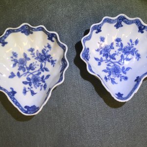 Cinq raviers en forme de coquille en porcelaine de Chine bleu et blanc, Qianlong — photo 5