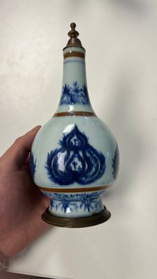 Cinq salerons en porcelaine de Chine en bleu et blanc et un aspersoir à monture en cuivre, Kangxi/Jiaqing — photo 1