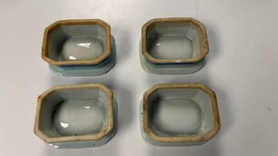 Cinq salerons en porcelaine de Chine en bleu et blanc et un aspersoir à monture en cuivre, Kangxi/Jiaqing — photo 11