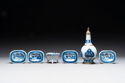 Cinq salerons en porcelaine de Chine en bleu et blanc et un aspersoir à monture en cuivre, Kangxi/Jiaqing — photo 3