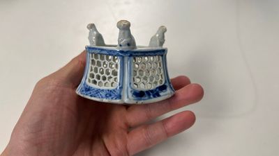 Cinq salerons en porcelaine de Chine en bleu et blanc et un aspersoir à monture en cuivre, Kangxi/Jiaqing — photo 9