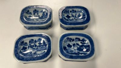 Cinq salerons en porcelaine de Chine en bleu et blanc et un aspersoir à monture en cuivre, Kangxi/Jiaqing — photo 10