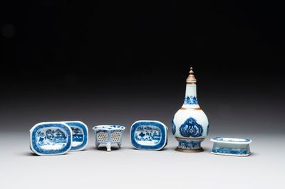 Cinq salerons en porcelaine de Chine en bleu et blanc et un aspersoir à monture en cuivre, Kangxi/Jiaqing