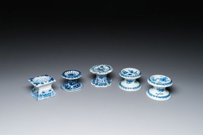 Cinq salerons en porcelaine de Chine en bleu et blanc, Kangxi