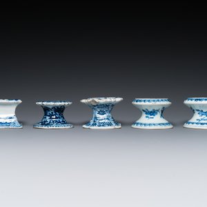 Cinq salerons en porcelaine de Chine en bleu et blanc, Kangxi — photo 2