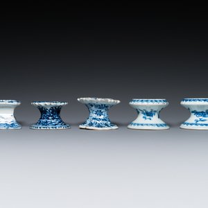 Cinq salerons en porcelaine de Chine en bleu et blanc, Kangxi — photo 4