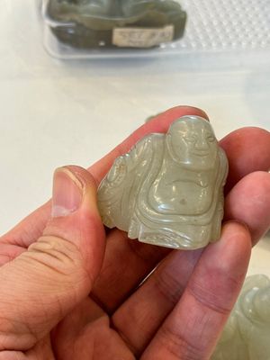 Cinq sculptures en jade blanc et céladon représentant des garçons et Bouddha, Chine, 18/19ème — photo 12