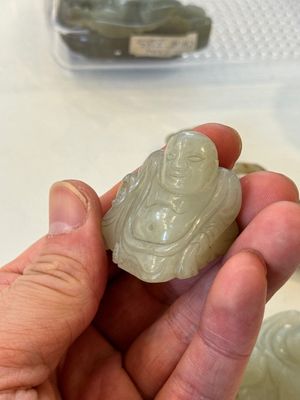 Cinq sculptures en jade blanc et céladon représentant des garçons et Bouddha, Chine, 18/19ème — photo 13