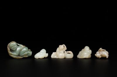 Cinq sculptures en jade blanc et céladon représentant des garçons et Bouddha, Chine, 18/19ème