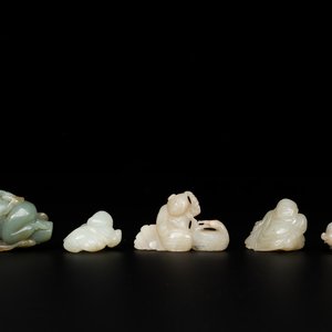 Cinq sculptures en jade blanc et céladon représentant des garçons et Bouddha, Chine, 18/19ème — photo 1