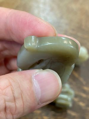 Cinq sculptures en jade céladon taché de rouille, Chine, 19ème — photo 12