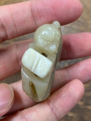Cinq sculptures en jade céladon taché de rouille, Chine, 19ème — photo 19