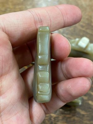 Cinq sculptures en jade céladon taché de rouille, Chine, 19ème — photo 9
