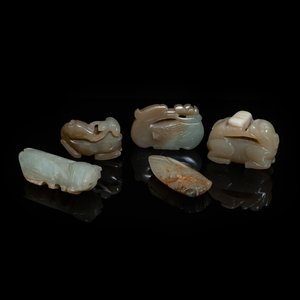 Cinq sculptures en jade céladon taché de rouille, Chine, 19ème — photo 1