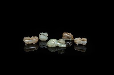 Cinq sculptures en jade céladon taché de rouille, Chine, 19ème