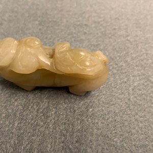 Cinq sculptures en jade céladon taché de rouille, Chine, 19ème — photo 16