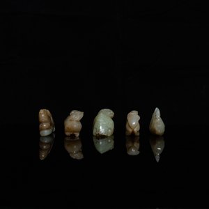 Cinq sculptures en jade céladon taché de rouille, Chine, 19ème — photo 5