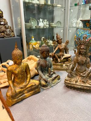 Cinq statuettes en albâtre, bronze et cuivre, Asie, 19/20ème — photo 1