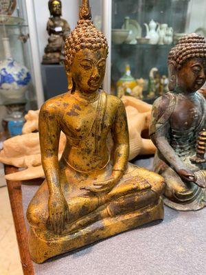 Cinq statuettes en albâtre, bronze et cuivre, Asie, 19/20ème — photo 2