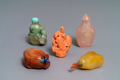 Cinq tabatières en corail, quartz et agate, Chine, 19/20ème